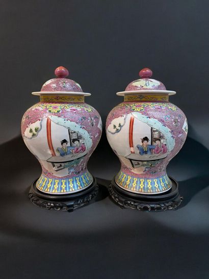 CHINA - Pair of Canton porcelain vases decorated...