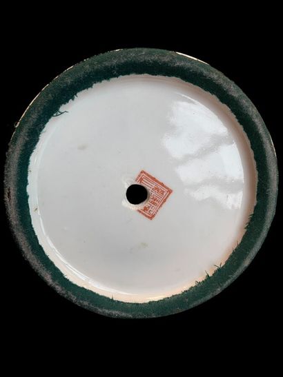 CHINA - Pair of Canton porcelain vases decorated...
