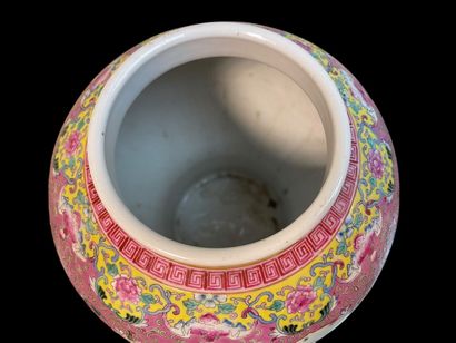 CHINA - Pair of Canton porcelain vases decorated...