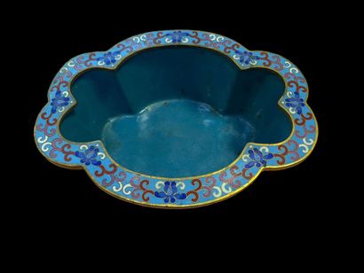 CHINA - Polylobed enamel-cloisonné bronze...