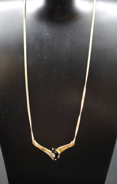 Collier en or jaune 18k 750/° orné de 3 pierres...