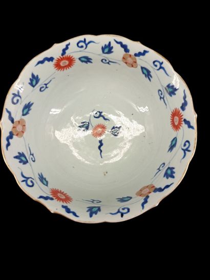 Large Chinese porcelain bowl decorated with...
