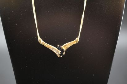 Collier en or jaune 18k 750/° orné de 3 pierres...
