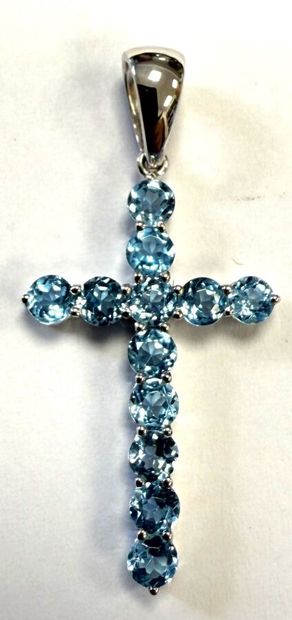 Croix en platine ornée de Topazes calibrant...
