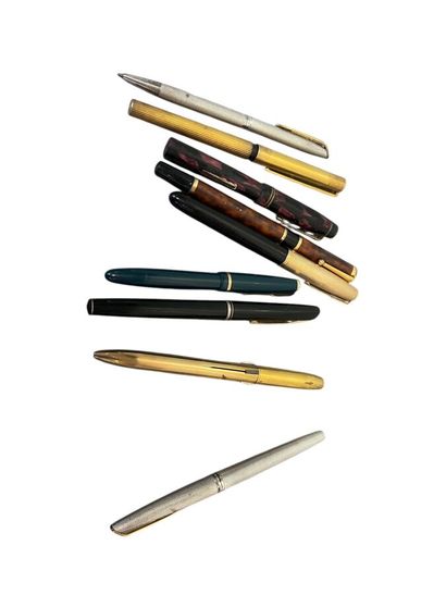 Lot de 9 stylos plume or et stylos bille