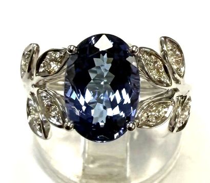 Bague Cocktail en or blanc 750°/.(18K) ornée...