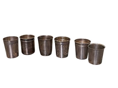 Lot de 6 timbales droites en argent. 352...