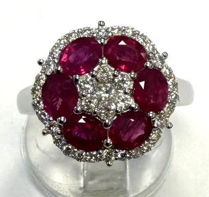 Bague Fleur en or blanc 750°/.(18K) ornée...