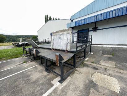 quai de chargement avec rampe d'accès métallique...