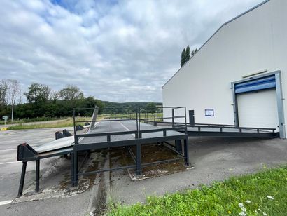 quai de chargement avec rampe d'accès métallique...