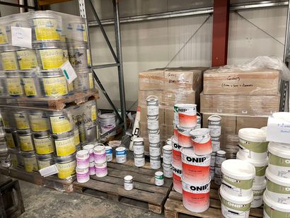 Stock de pots de peinture et accessoires...