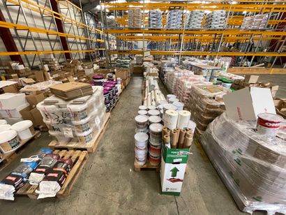 Stock de pots de peinture et accessoires...