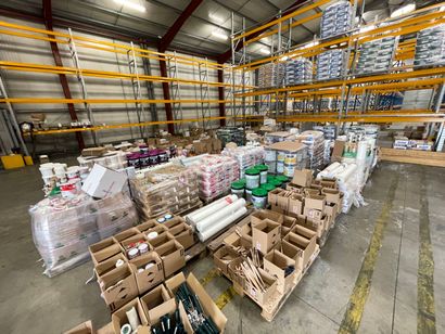 Stock de pots de peinture et accessoires...