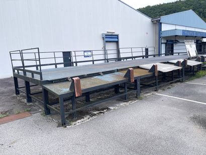 quai de chargement avec rampe d'accès métallique...