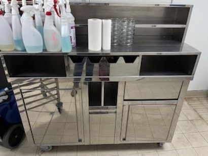 Desserte d'office en inox sur roulettes formant...