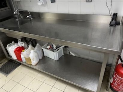 Table en inox avec dosseret et évier avec...