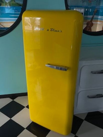 2 réfrigérateurs SREG jaune et rouge (utilisés...
