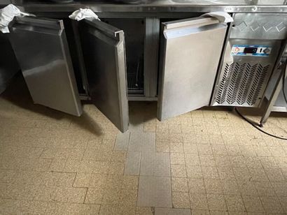 Tour réfrigéré en inox à 3 portes avec groupe...