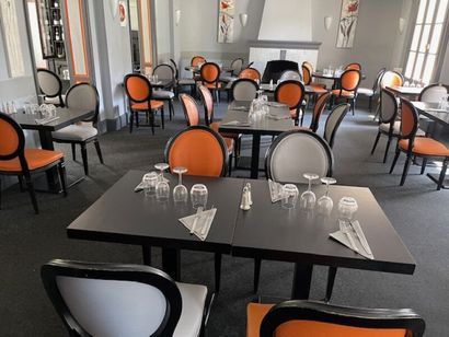 26 tables carrées en bois stratifié et piètement...