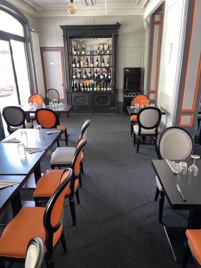 26 tables carrées en bois stratifié et piètement...