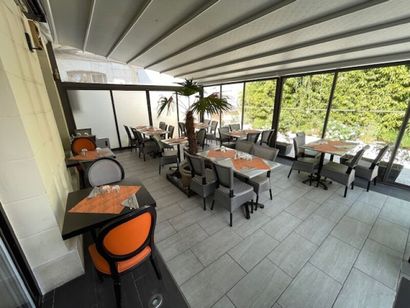 26 tables carrées en bois stratifié et piètement...