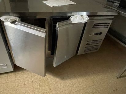 Tour réfrigéré en inox à 2 vantaux avec groupe...