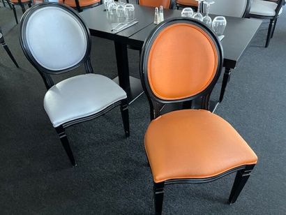 69 chaises en bois laqué noir à dossier médaillon...