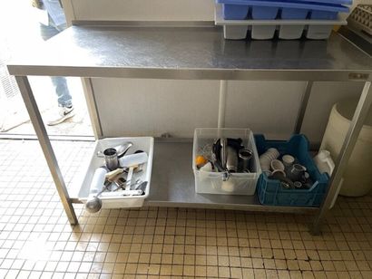 Table en inox avec dosseret