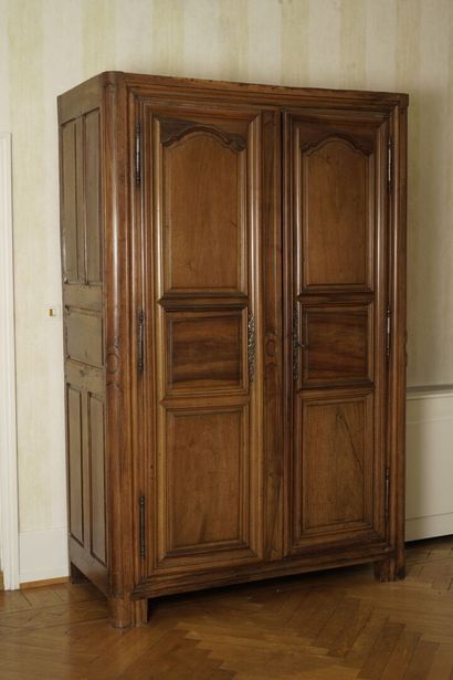 Chambre 2
Armoire rustique en noyer sculpté...