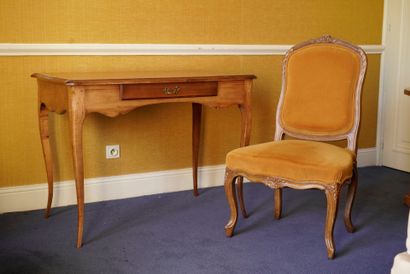 Chambre 313 :

Bureau en bois naturel ouvrant...