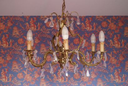 Chambre 312 :

Lustre à pendeloque à 6 feux...