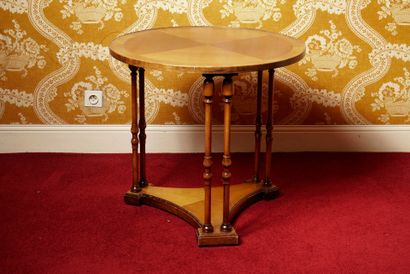 Chambre 310 :

Guéridon en acajou et placage...