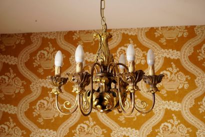 Chambre 310 :

Lustre à 6 feux en laiton...