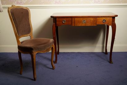 Chambre 309 :
Bureau en bois naturel ouvrant...