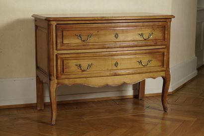 Chambre 2
Commode en noyer ouvrant par 2...