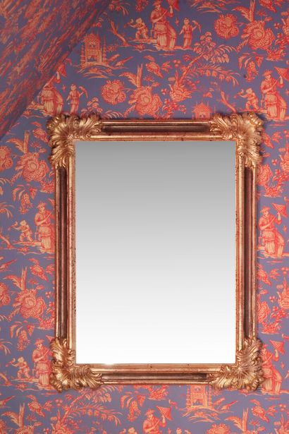 Chambre 312

Miroir à cadre en bois sculpté...