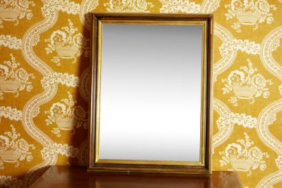 Chambre 200

Miroir cadre en bois doré sur...