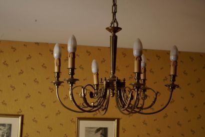 Chambre 307 :
Lustre à 6 feux en laiton doré...
