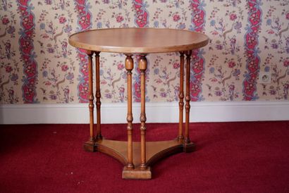 Chambre 311 :

Guéridon en acajou et placage...