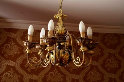 Chambre 200

Lustre à 6 feux en laiton doré...