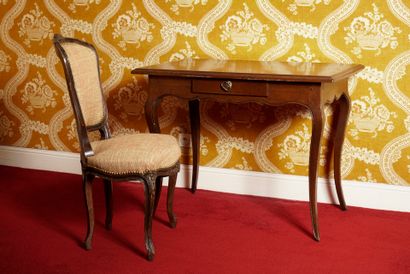 Chambre 309 :
Bureau en bois naturel ouvrant...