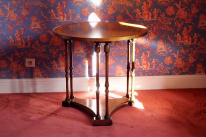 Chambre 312 :

Guéridon en acajou et placage...