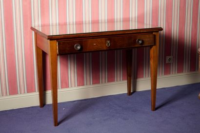 Chambre 114

Bureau en bois naturel ouvrant...