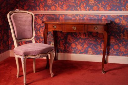 Chambre 312 :

Bureau en bois naturel ouvrant...