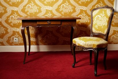 Chambre 310 :
Bureau en bois naturel ouvrant...
