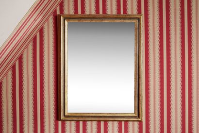 Chambre 306

Miroir cadre en bois doré sur...