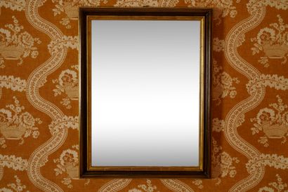 Chambre 115

Miroir cadre en bois doré sur...