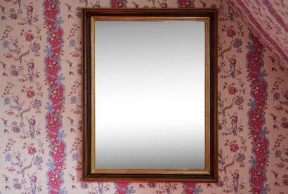 Chambre 311 

Miroir cadre en bois doré sur...