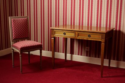 Chambre 306 :
Bureau en bois naturel ouvrant...