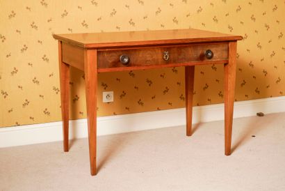 Chambre 307 :
Bureau en bois naturel ouvrant...